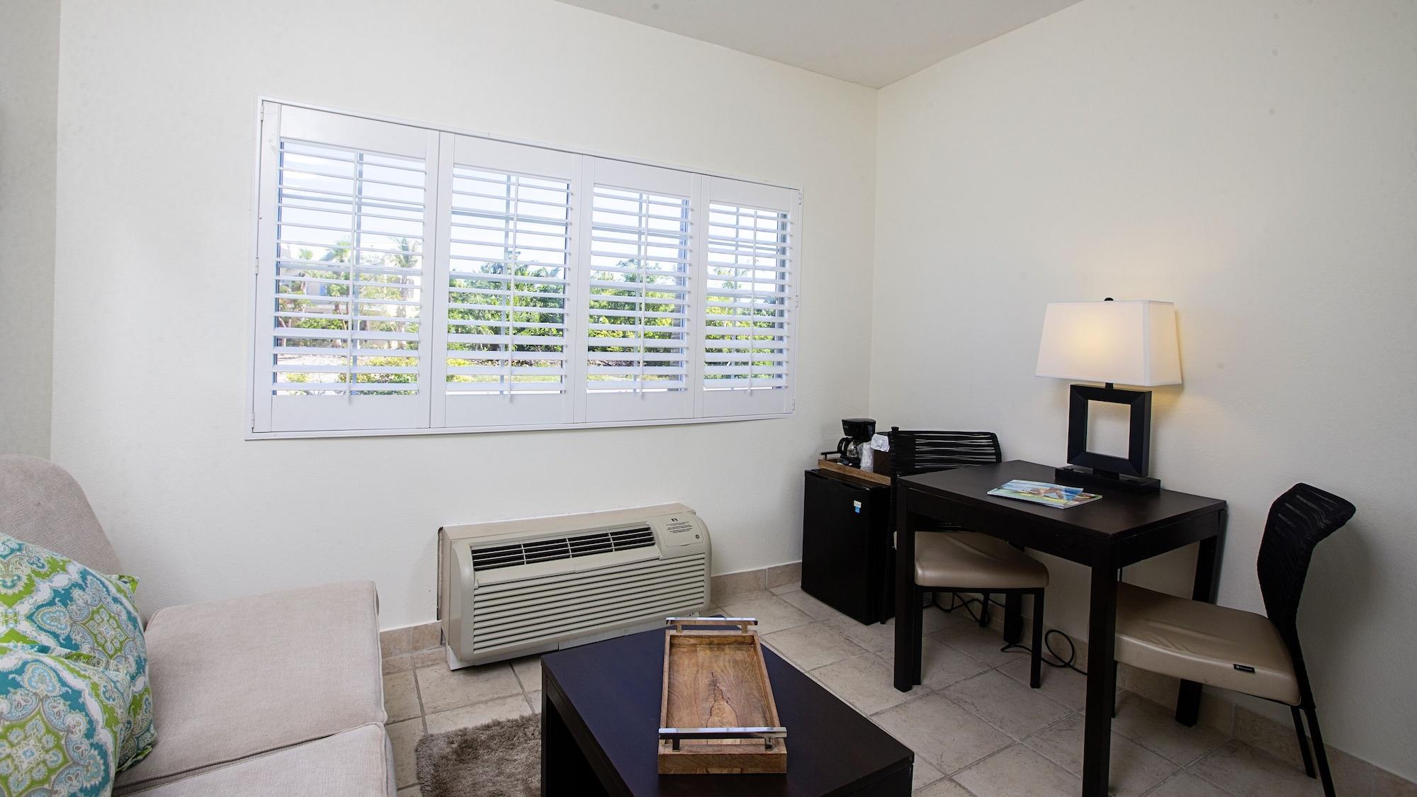 Ports Of Call Resort Grace Bay Bagian luar foto