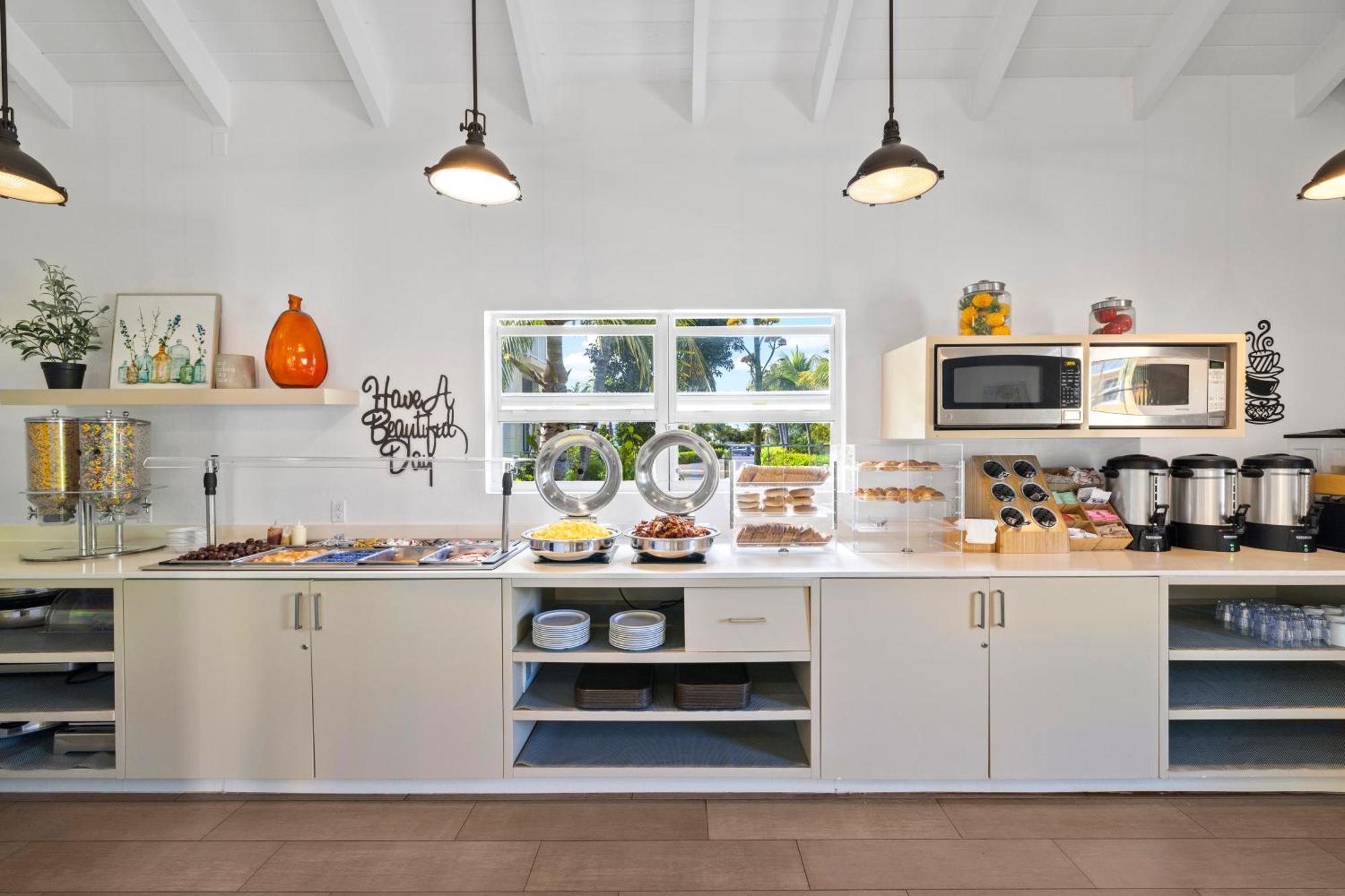 Ports Of Call Resort Grace Bay Bagian luar foto
